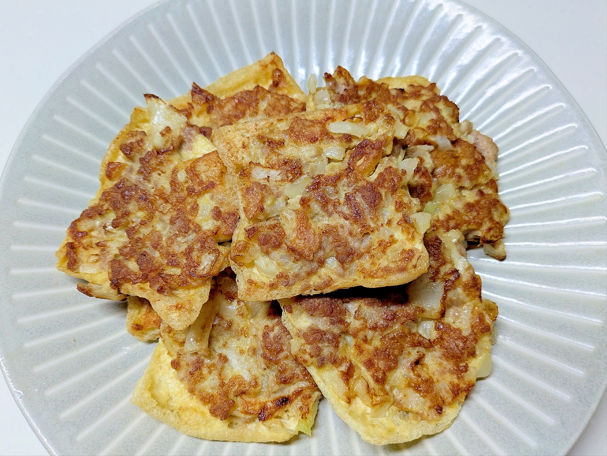 簡単なおつまみ、油揚げのひき肉乗せ