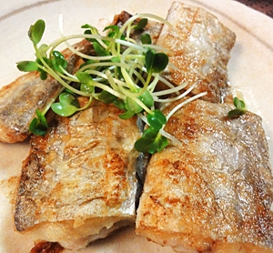 白い皿に盛られた太刀魚のムニエル