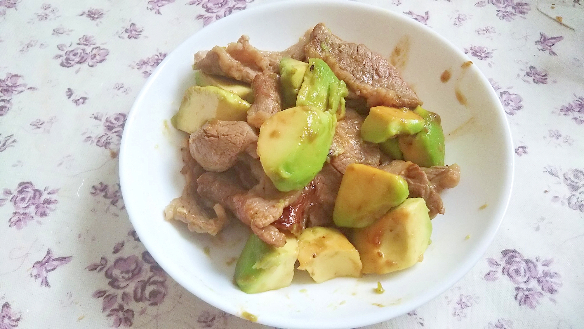 簡単一品！アボカドと牛肉の焼肉のタレ炒め