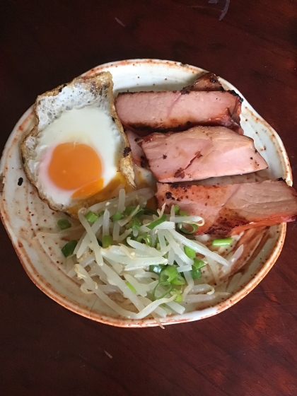 厚切りベーコンステーキ目玉焼き添え