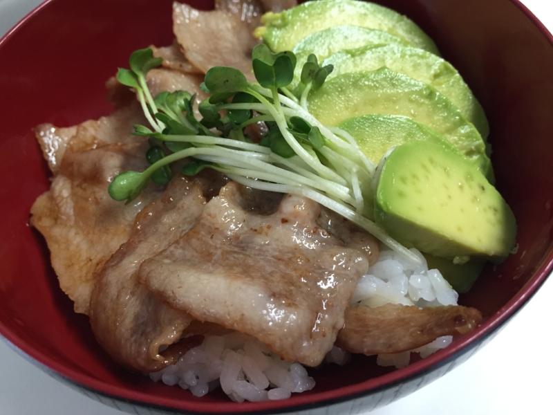 豚肉とアボカドの簡単どんぶり