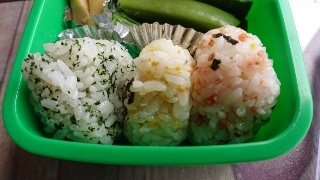 赤黄緑の三色おにぎり レシピ 作り方 By 育ち盛り3人ママ 楽天レシピ 赤黄緑の三色おにぎり レシピ 作り方 By 育ち盛り3人ママ 楽天レシピ