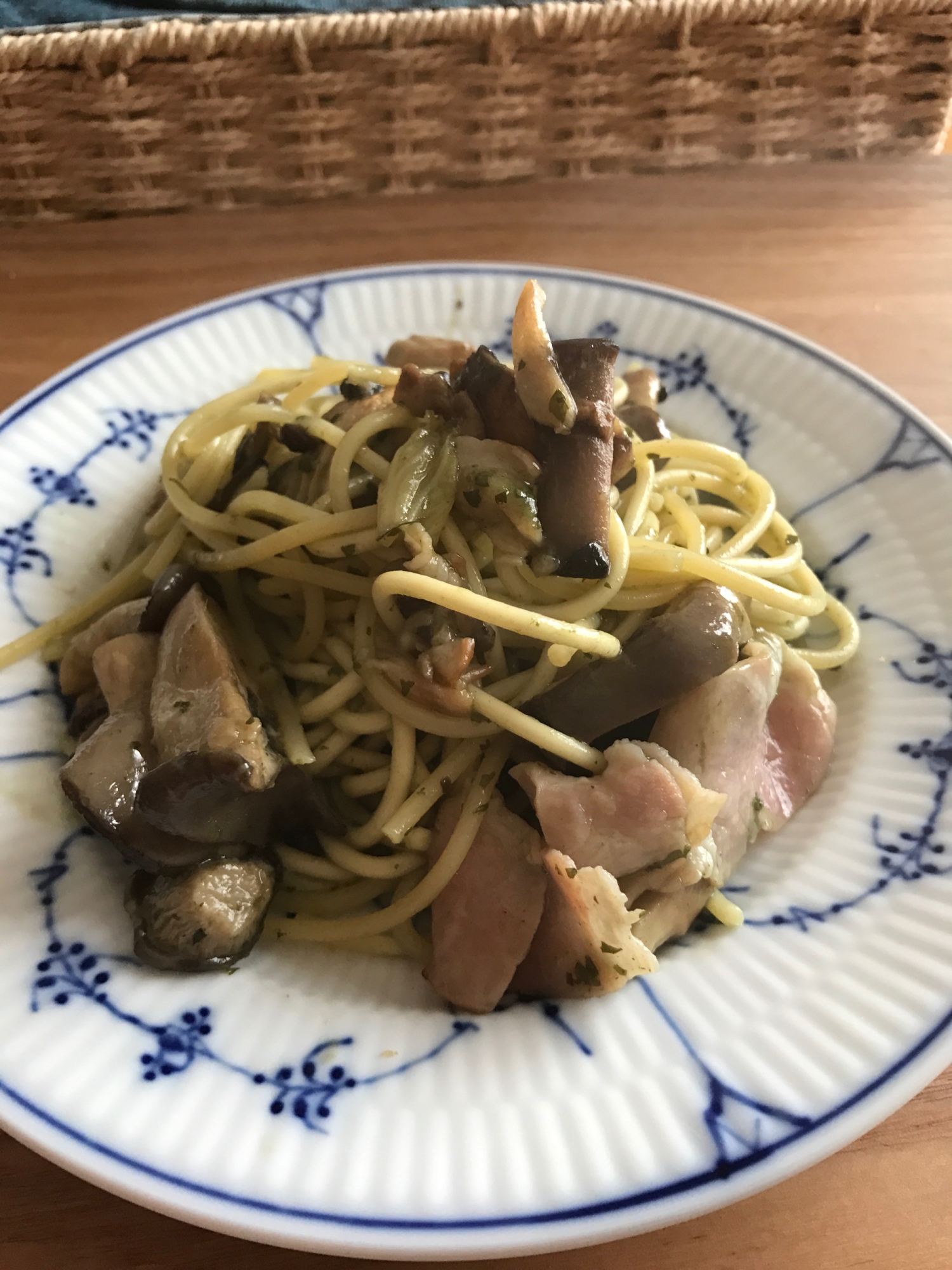 ひらたけとベーコンのバジルソースパスタ