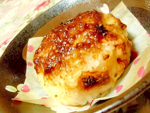 ❤あられとピザチーズと味噌だれの焼きお握りさん❤