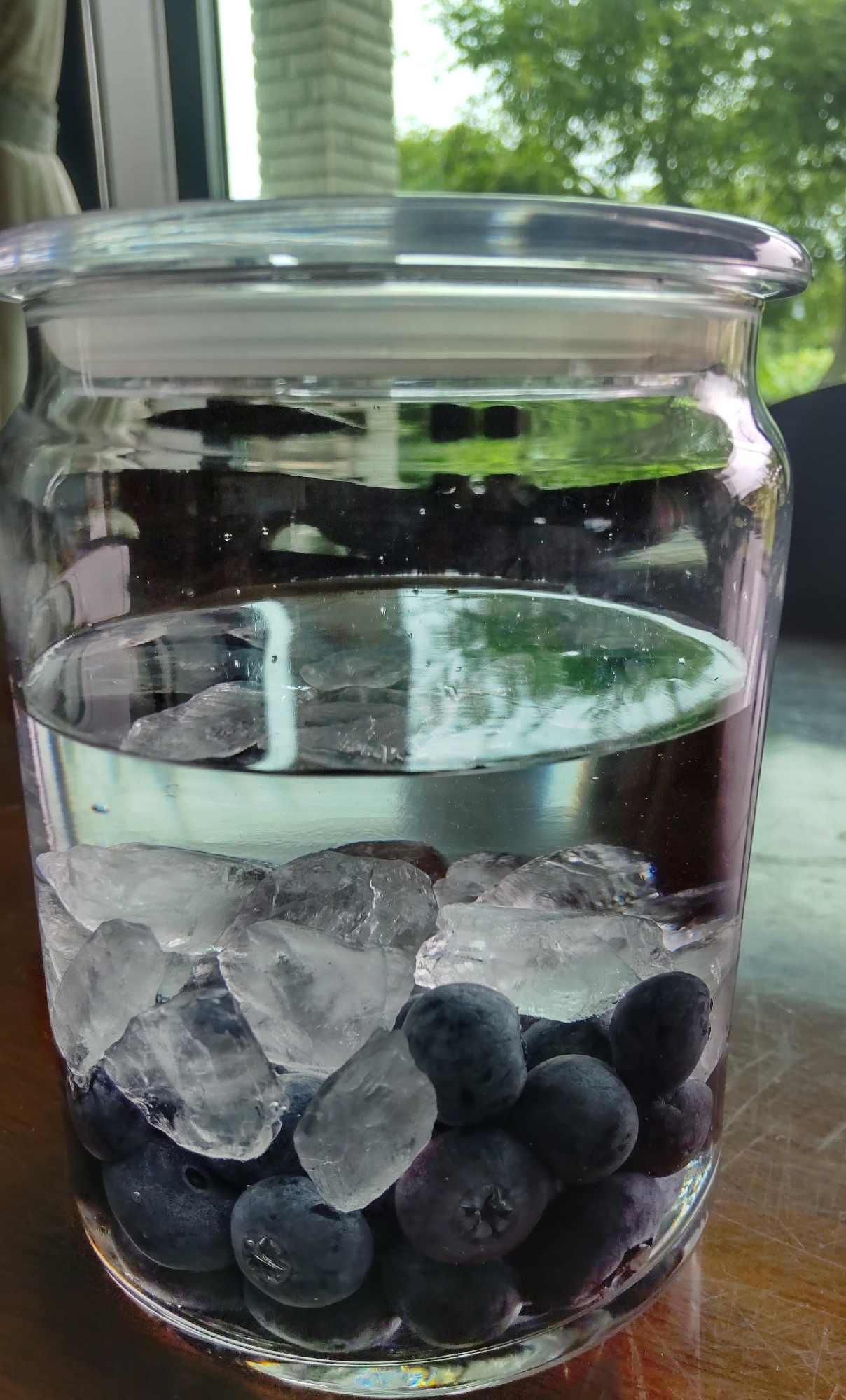 ガラス瓶にブルーベリー酒が漬けてある