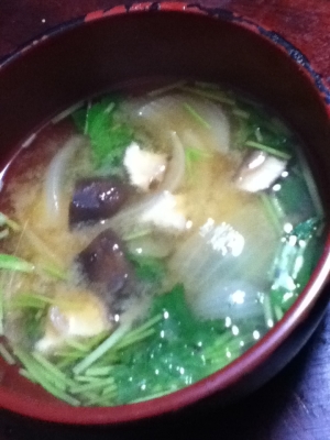 シイタケと三つ葉と玉ねぎの味噌汁
