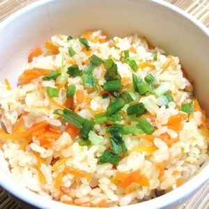 にんじんは炊き込むと甘くなりますね♪コンソメ＆麺つゆの旨味がWで加わって美味しい！風邪対策にもなるとは流石Kuma＊さん。確かにこれはみんな大好きになると思う♪