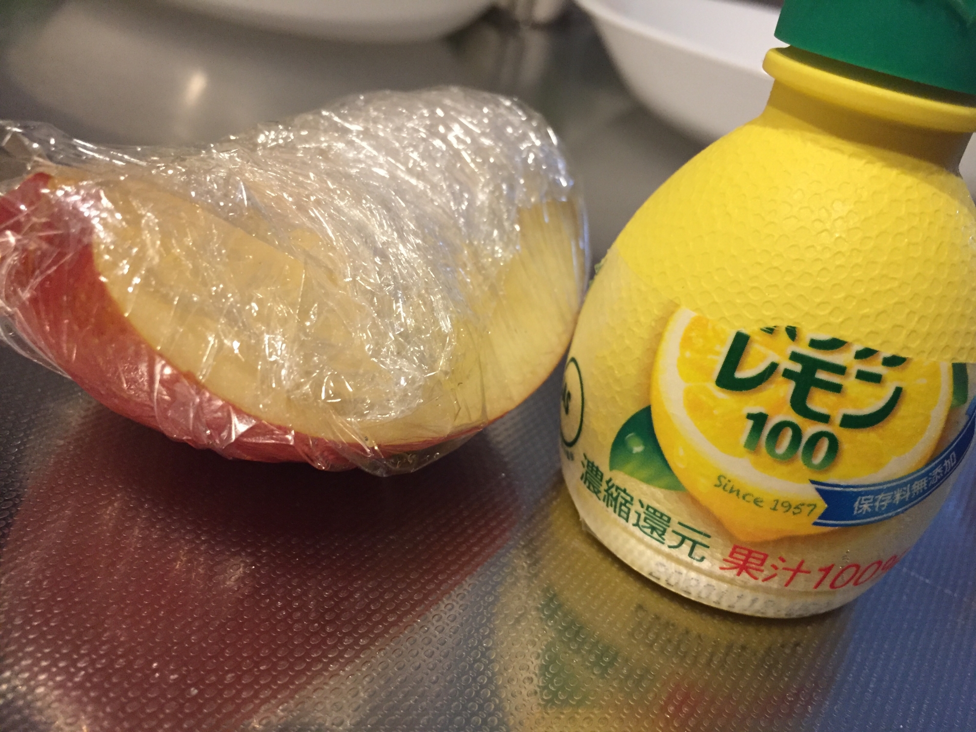 レモン汁でカットしたりんごの保存法