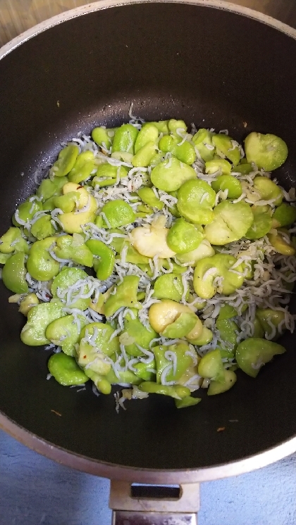 簡単に、サッと、
美味しくできました。
しらす干しを、お仲間に
入れてみました。
しらす干しに塩味があるので
塩はほんのちょっこっとで。
我が家の定番になりそう