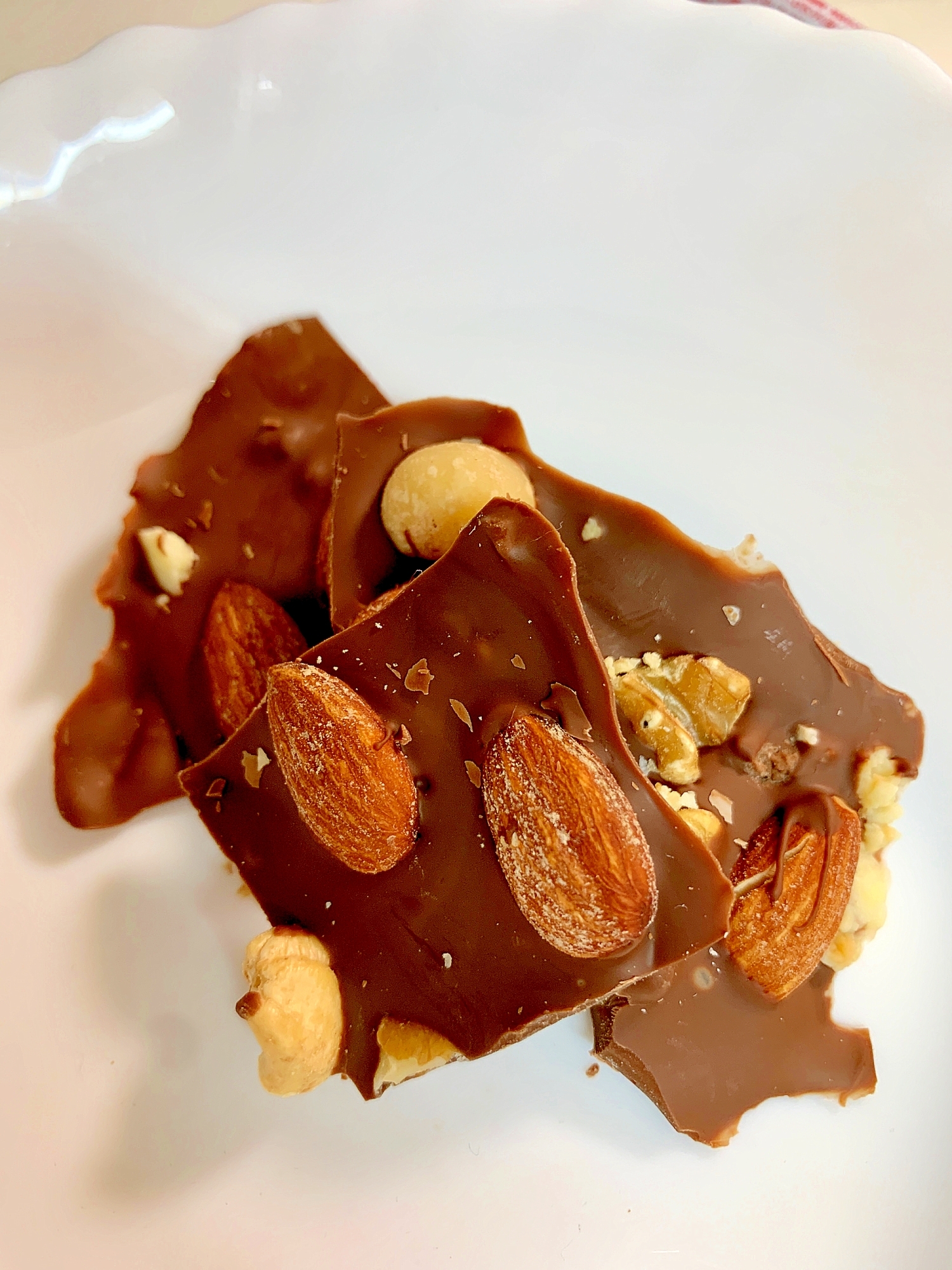 レンジで簡単!甘塩っぱい♪ナッツの割れチョコ