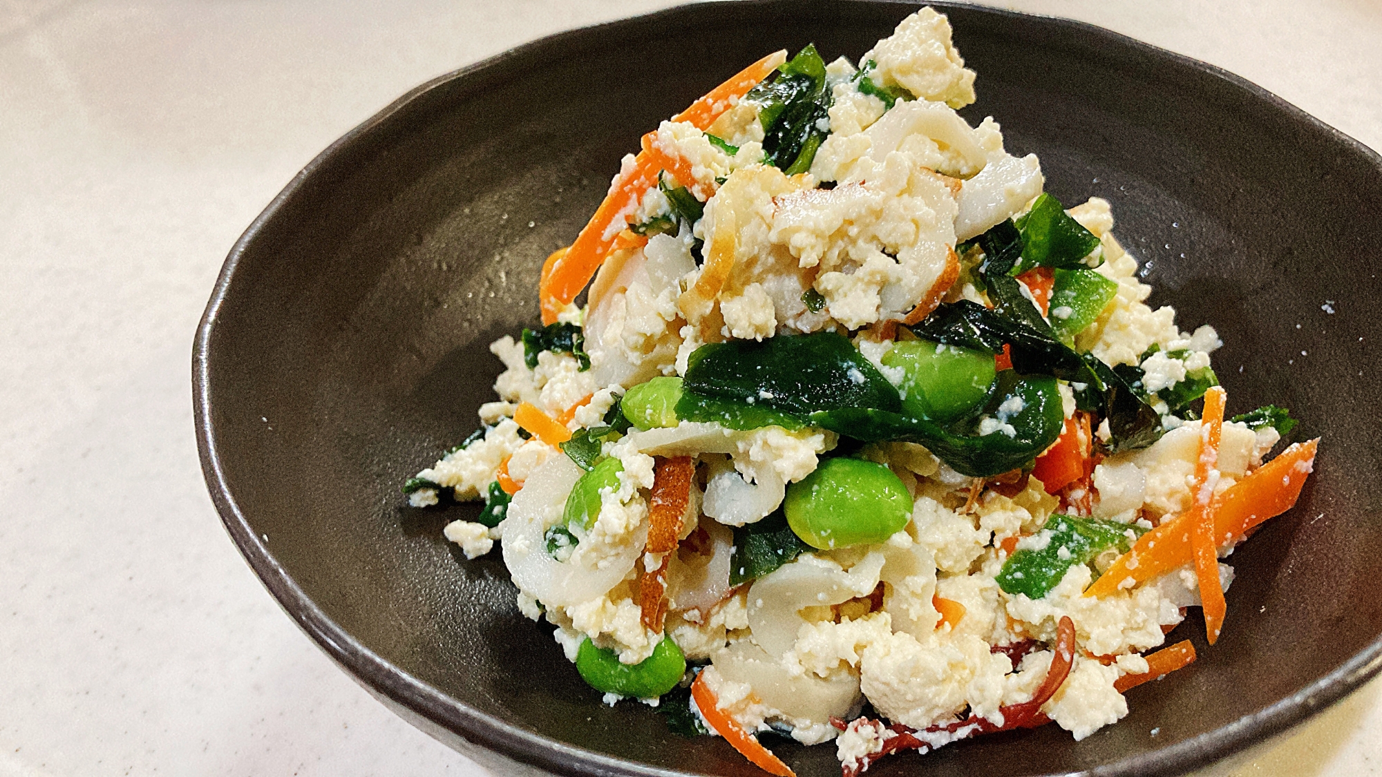 栄養満点！ 豆腐と海藻の野菜サラダ