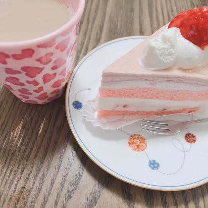 こんばんは♪レポありがとう♡
ケーキはシャトレーゼの苺のレアチーズミルクレープ❁¨̮季節商品(?)みたいで見た目で春を感じれる❀✿
今日1日幸せに過ごせたよ〜ஐ