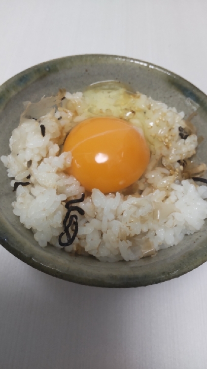 塩昆布とかつお節とごまの卵かけご飯☆ゆずポン酢がけ