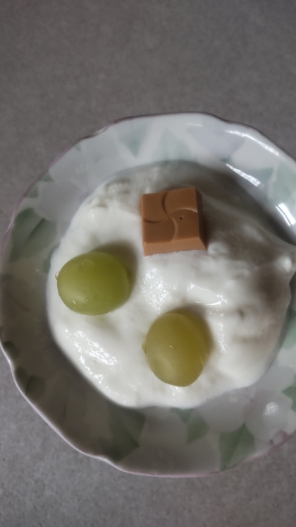 ぶどうとお菓子のヨーグルト✧˖°