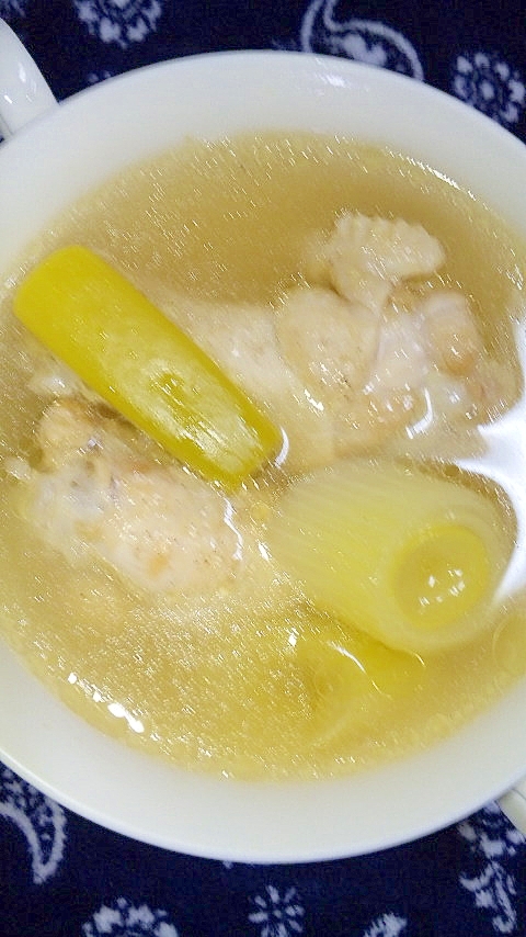 お酢でサッパリ！鶏手羽と葱のスープ