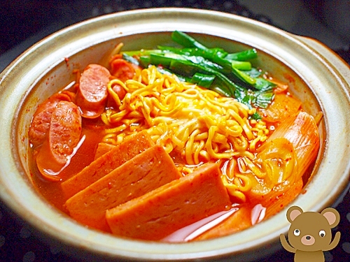 土鍋に入ったプデチゲ