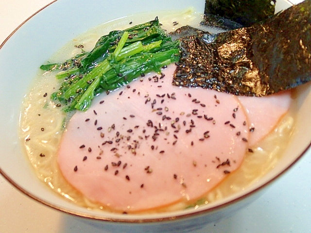 インスタントで　ハムとほうれん草の豚骨ラーメン