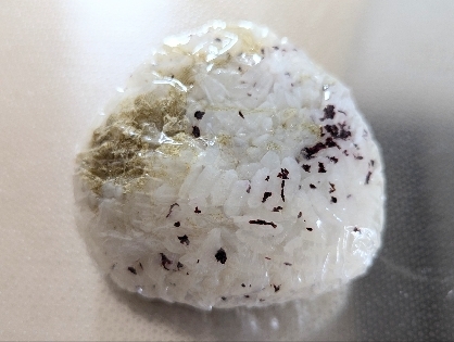 とろろ昆布とゆかりのごま油風味おにぎり