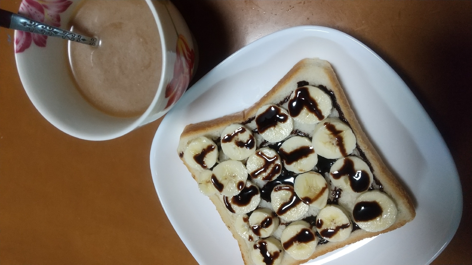 チョコバナナ食パンとコーヒーのセット