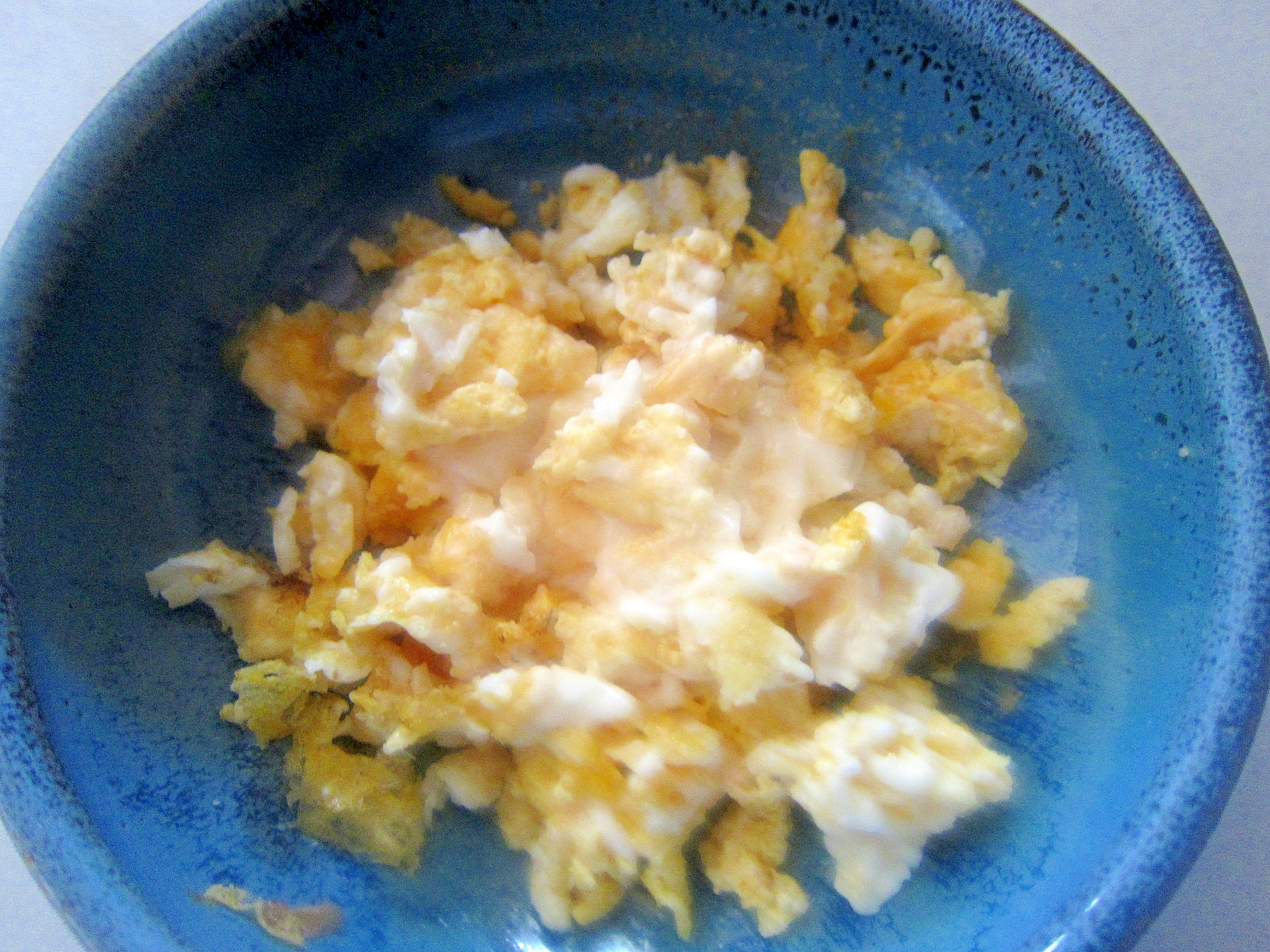 マヨネーズと炒り卵のピーナツパウダー
