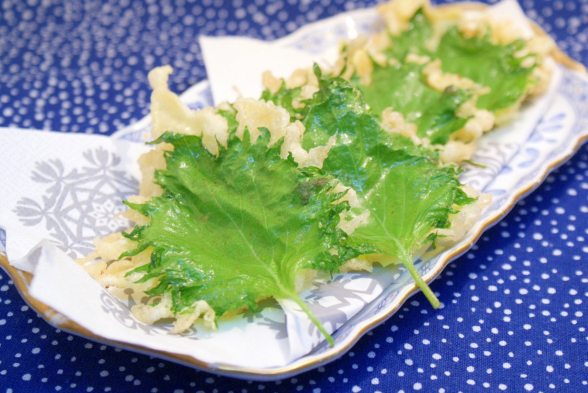 四角い絵皿にのせた大葉の天ぷら