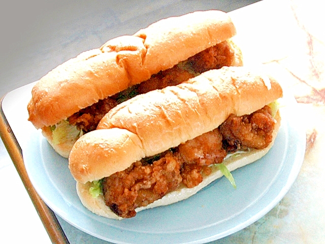 白い皿に盛り付けた唐揚げコッペパンサンド