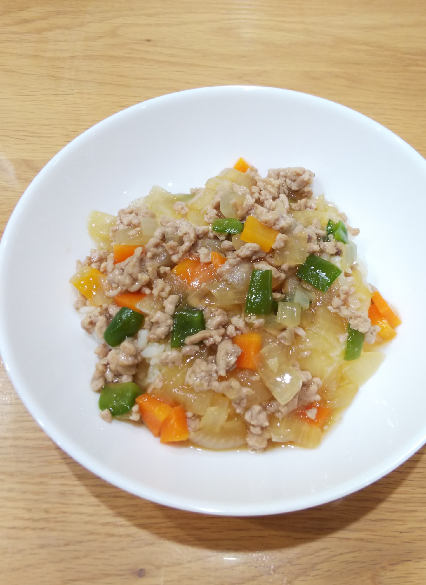 豚ひき肉と玉ねぎ人参ピーマンのあんかけ丼