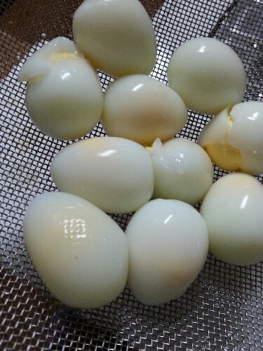 知らなかったゎ～
卵はお湯が沸騰してから入れるのね♪
市販の水煮のものより白みが柔らかで美味しいね(^^)b