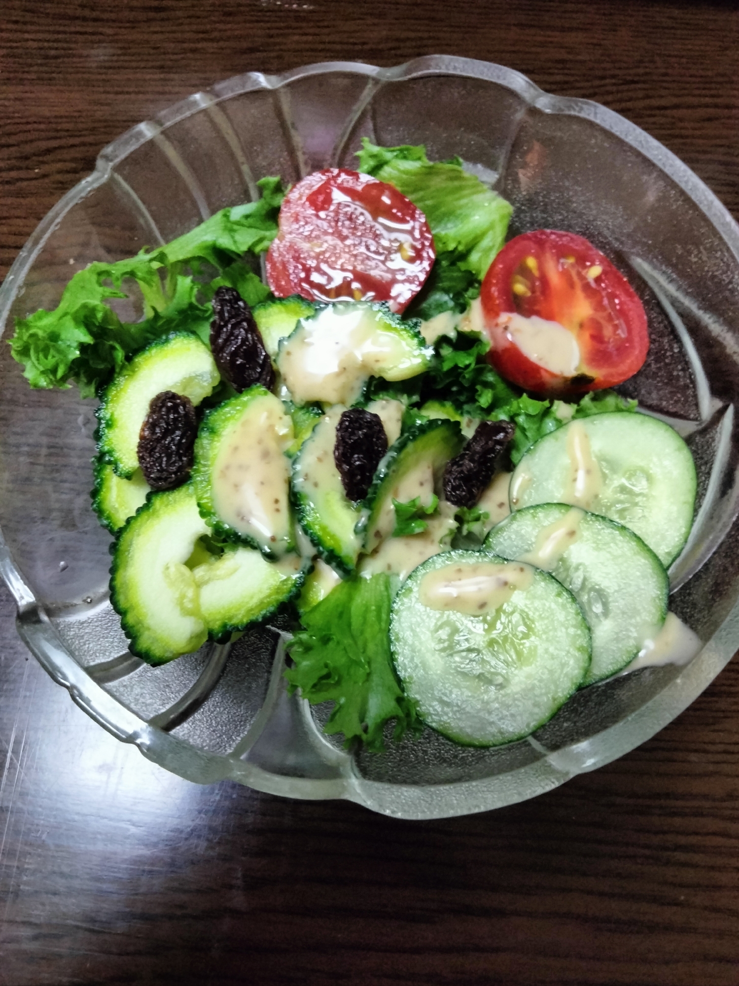 ゴーヤ入り野菜サラダ♡甘いレーズンも