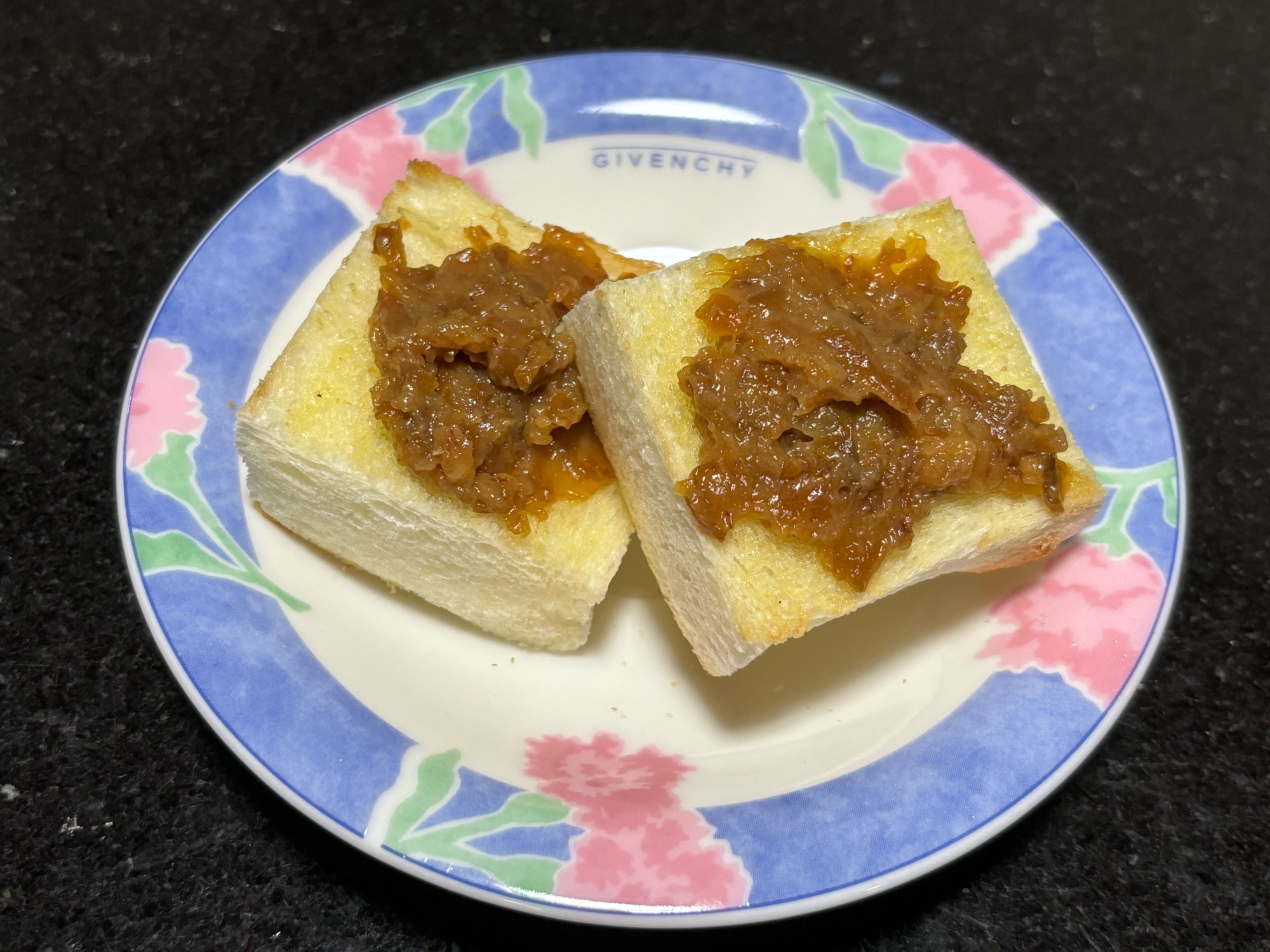 丸皿に盛り付けた梅酒の梅を使ったディップ