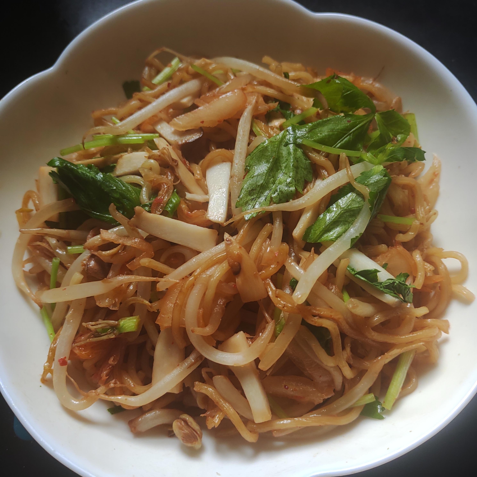 エリンギ、三つ葉、もやし、キムチ焼きそば