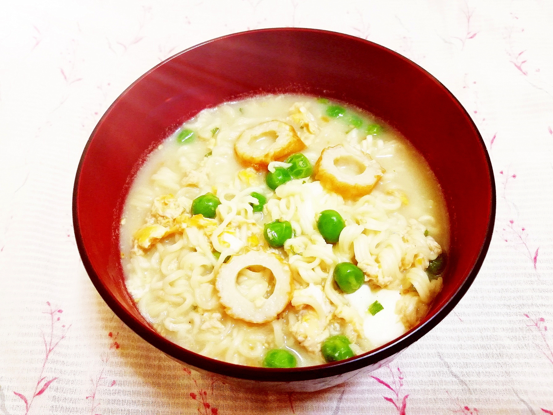 グリーンピースと竹輪のかきたまラーメン