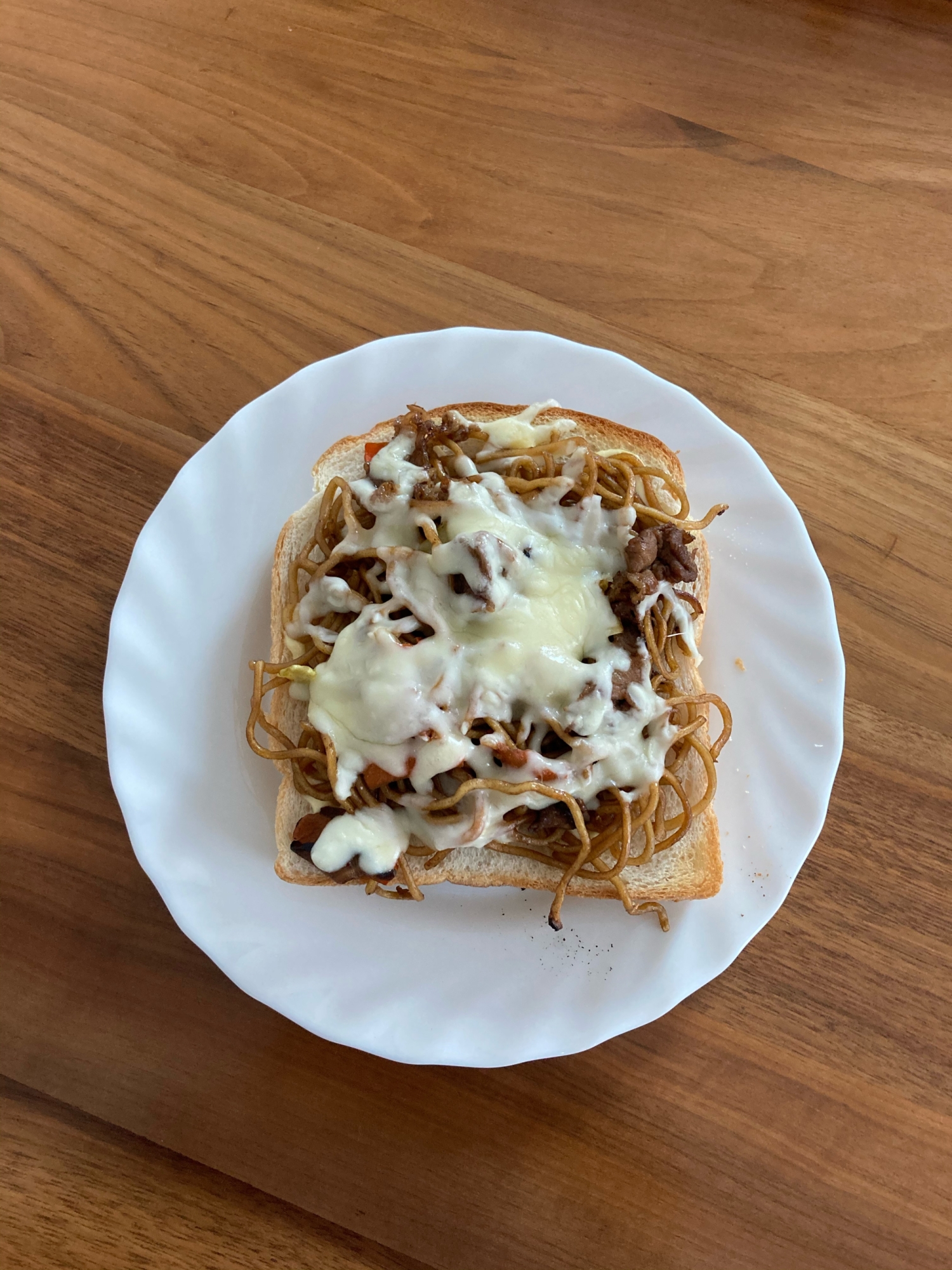 焼きそばチーズトースト