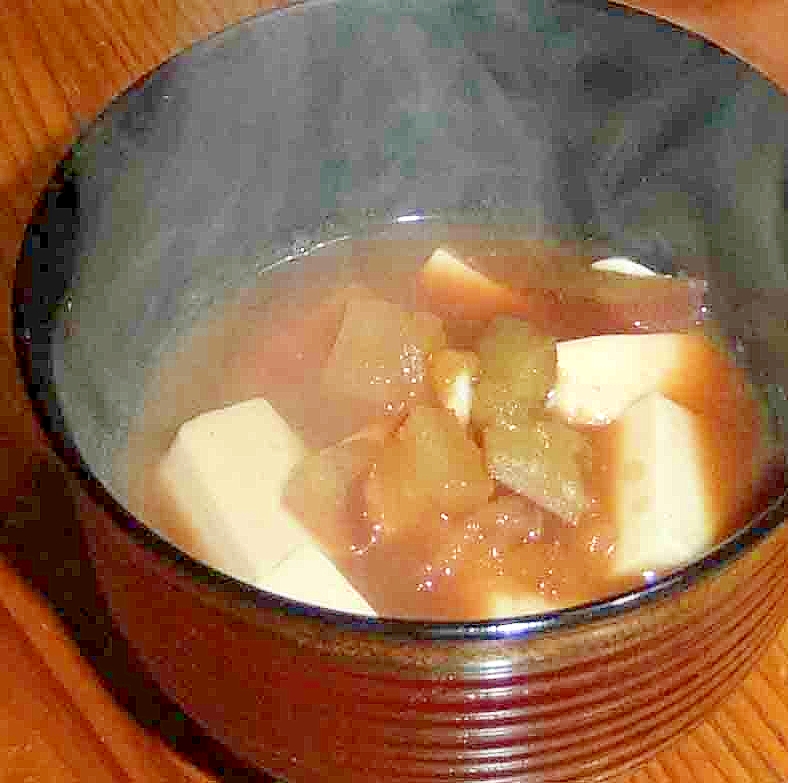 お豆腐とお芋の赤だし味噌汁