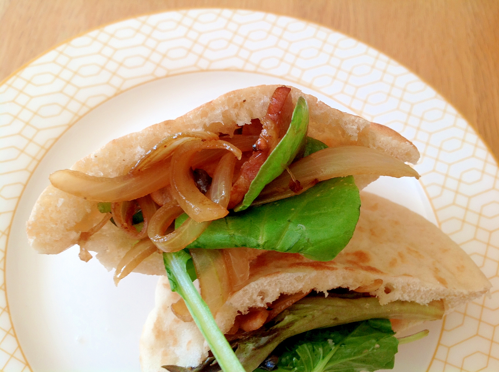 ベーコン炒めと野菜のピタパンサンド