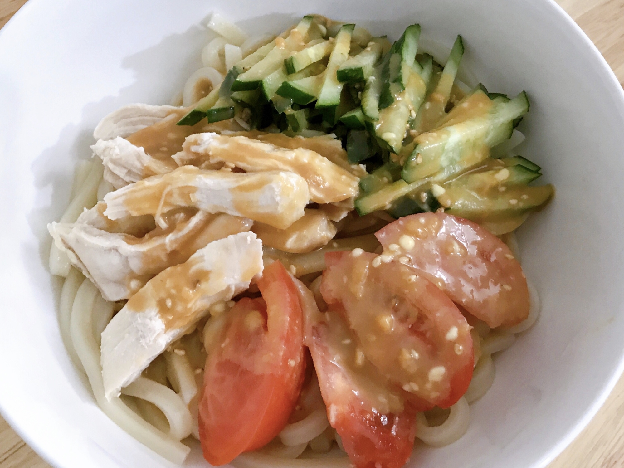 鶏むねでさっぱり！味噌だれサラダうどん