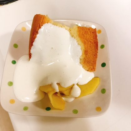 息子の誕生日に作ってみました。
りんごのコンポートと生クリームを添えてみました(๑･̑◡･̑๑)
初めてシフォンケーキが上手にできました！！