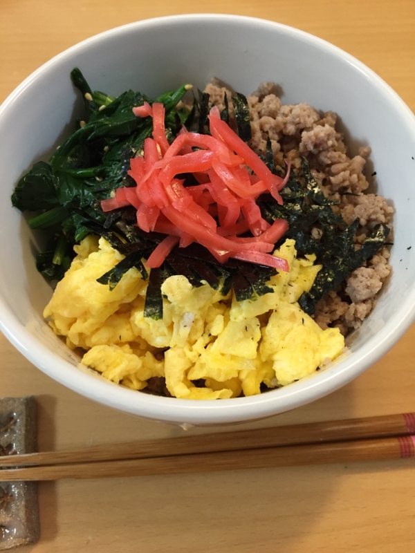 色鮮やか、食欲そそる三色丼♪