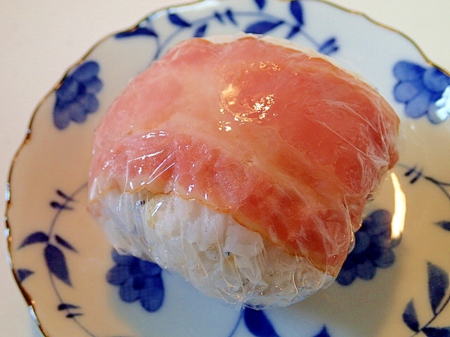 白地に模様入りの皿に置かれた、天かすとしらすのベーコン巻きおにぎり