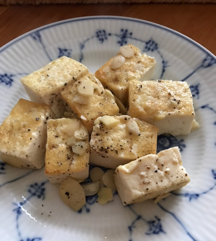 木綿豆腐とアーモンドの塩コショウ炒め