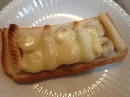 かっぱえびせん＆バナナのチーズトースト