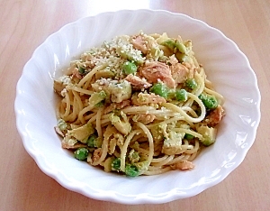 アボカドと鮭のスパゲティ