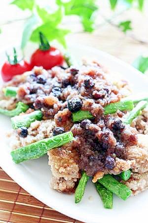 鶏レバーにスイートブルーベリーチリソースがけ