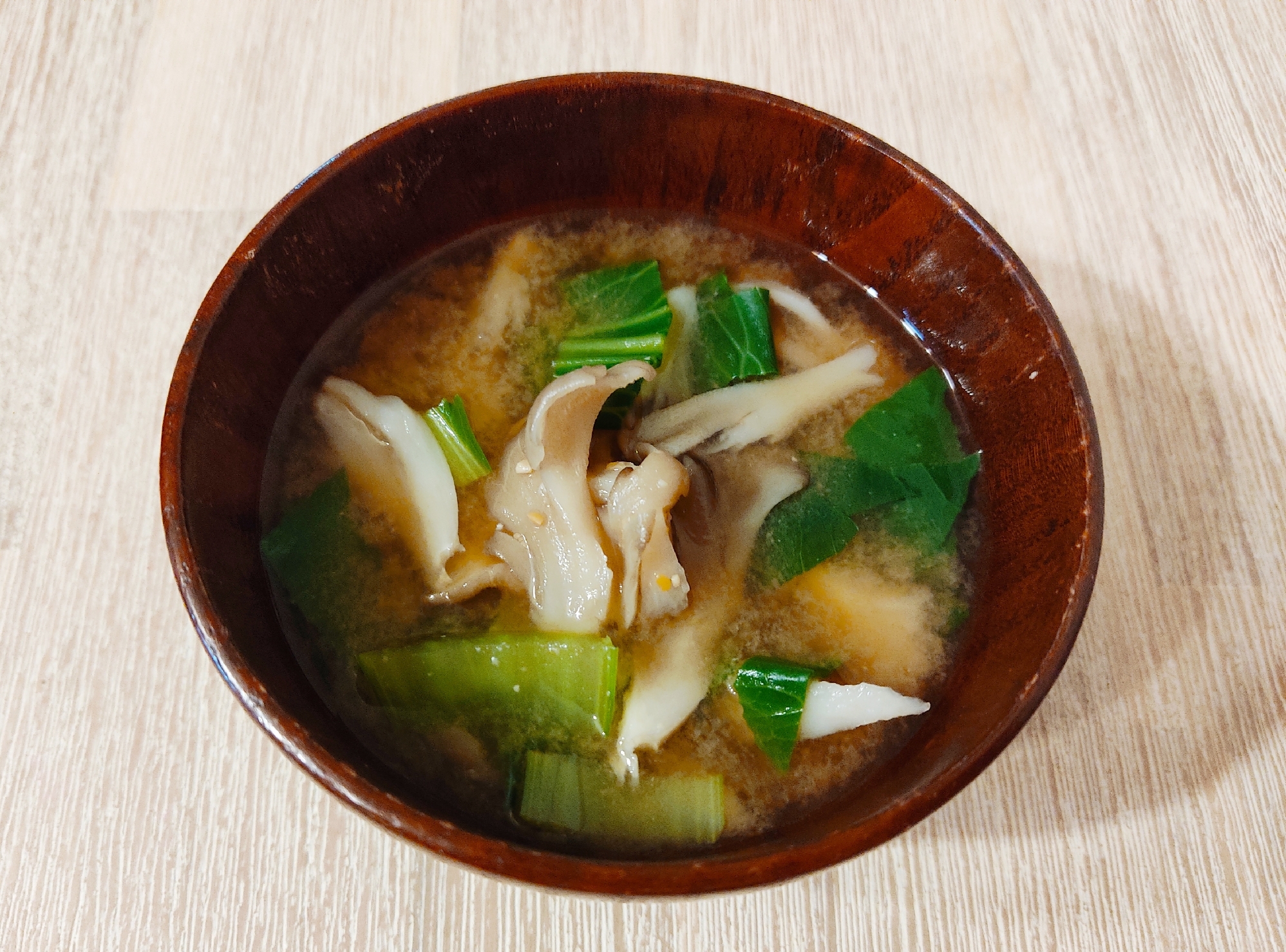 ビタミンと食物繊維☆チンゲン菜と舞茸のお味噌汁