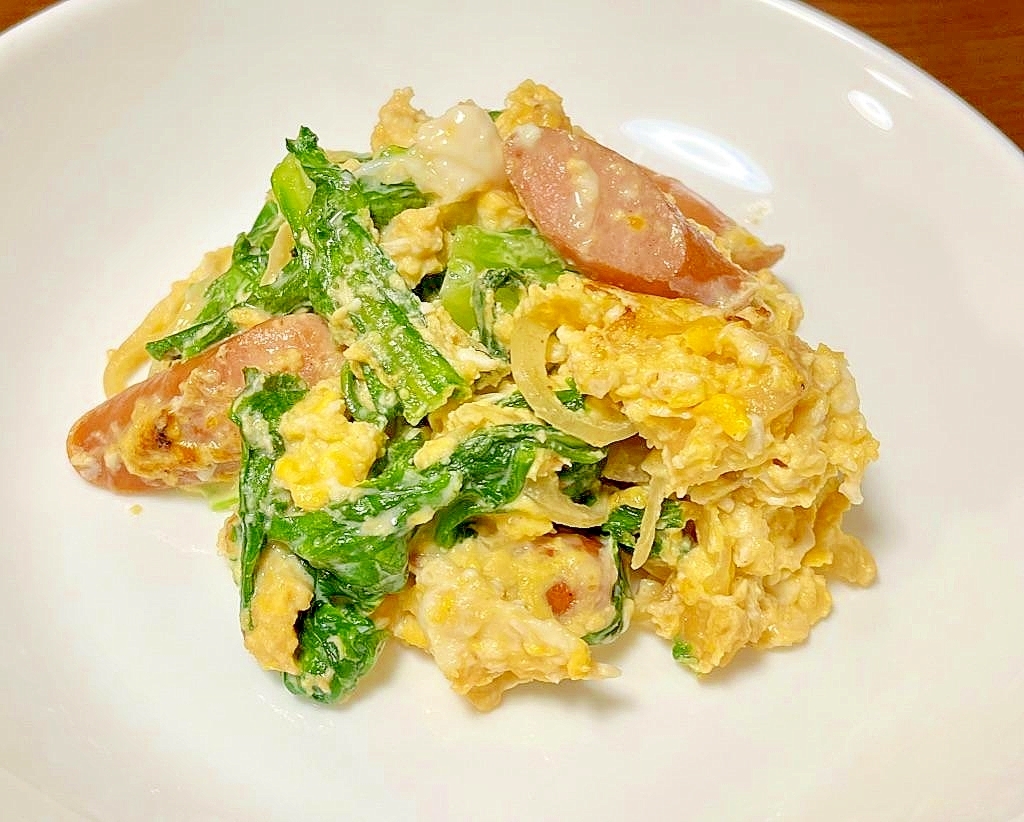 白い丸皿に盛り付けた玉ねぎとレタスのウインナー炒め