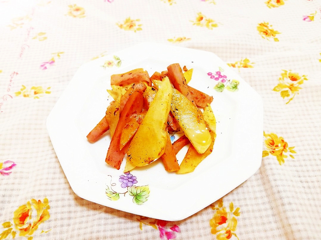 ターメリック風味♪じゃがいもとソーセージの炒め物