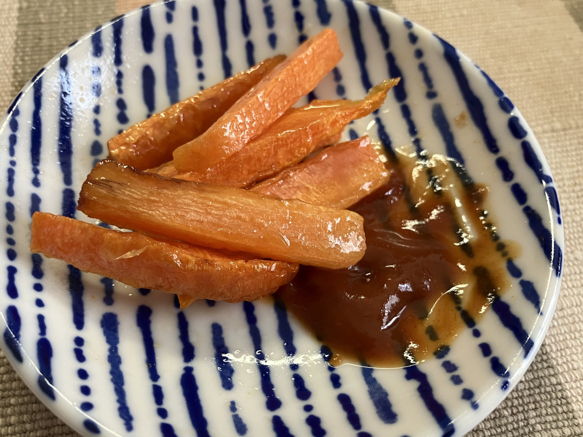 フライドにんじんにカレーケチャップ添え