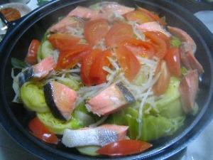 鮭・ジャガイモ・トマトの蒸し鍋　ピリ辛味噌添え