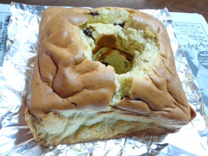 手作りのシフォンケーキ型で刻みチョコ入れて作ってみました！ちゃんと膨らんでほっとしました( ;∀;)