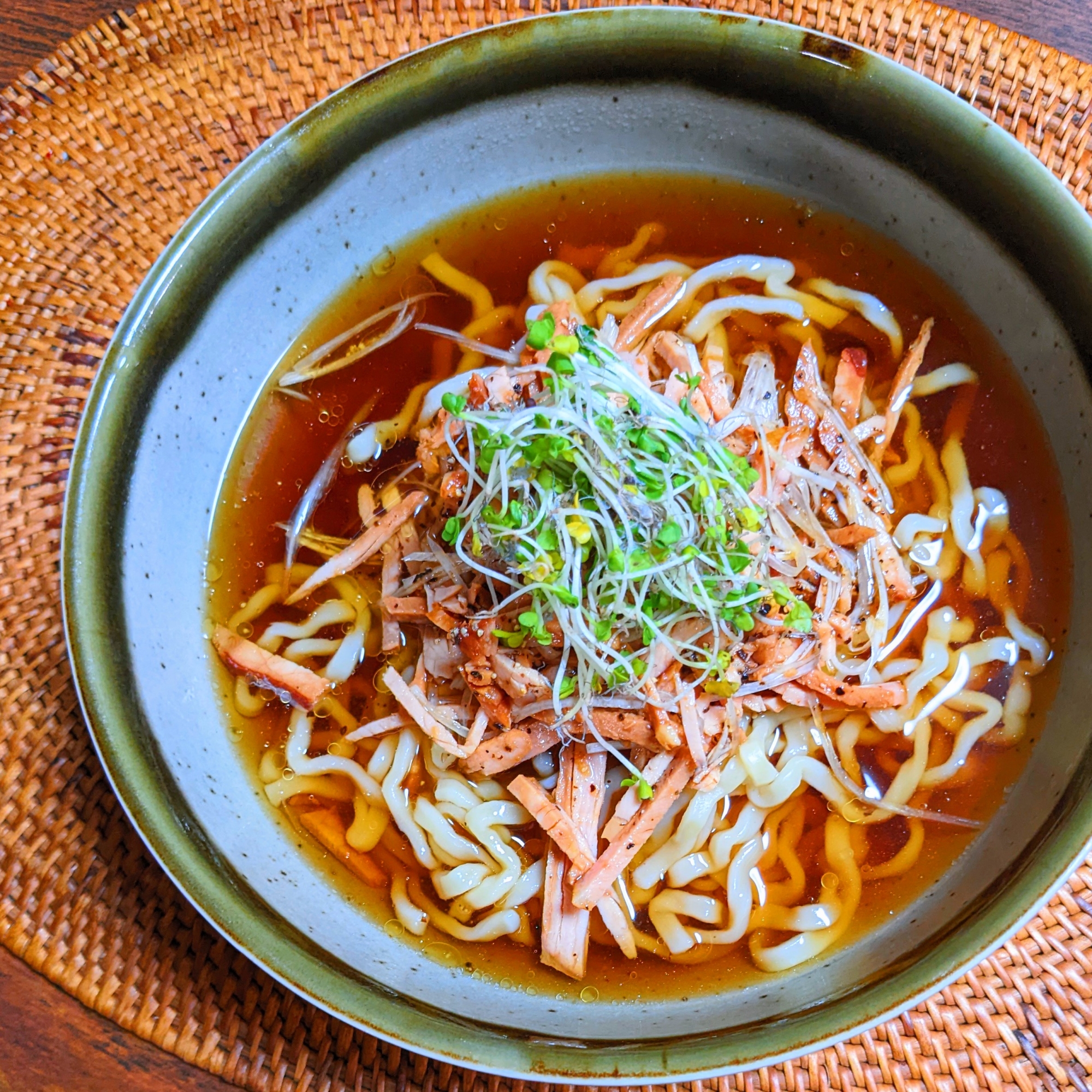 細切りチャーシューと白髪ネギのラーメン